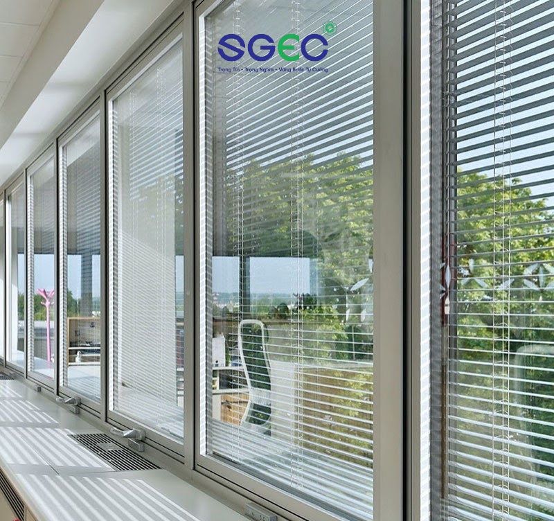 Kính hộp gắn rèm